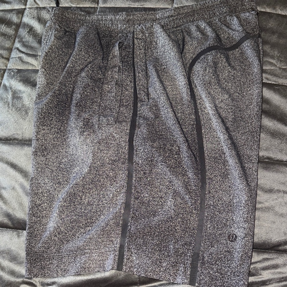 Gray men’s Lululemon shorts waste 34 9”